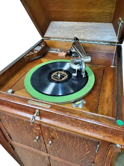Victrola 14 in Oak - Detail