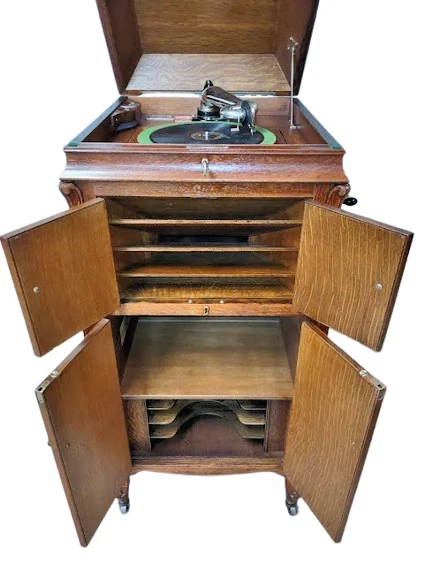 Victrola 14 in Oak - Interior