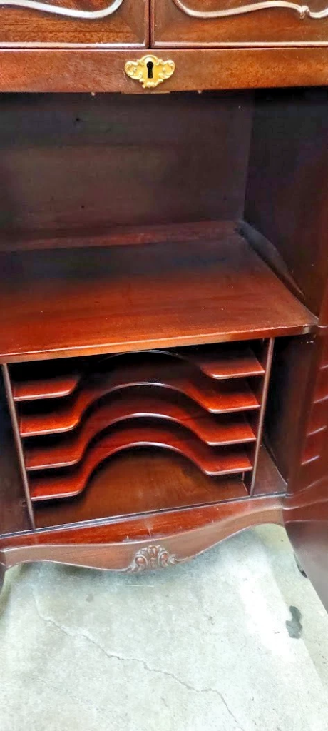 Victor Victrola Model VV-XVIII Turntable and Motor Deck Detail